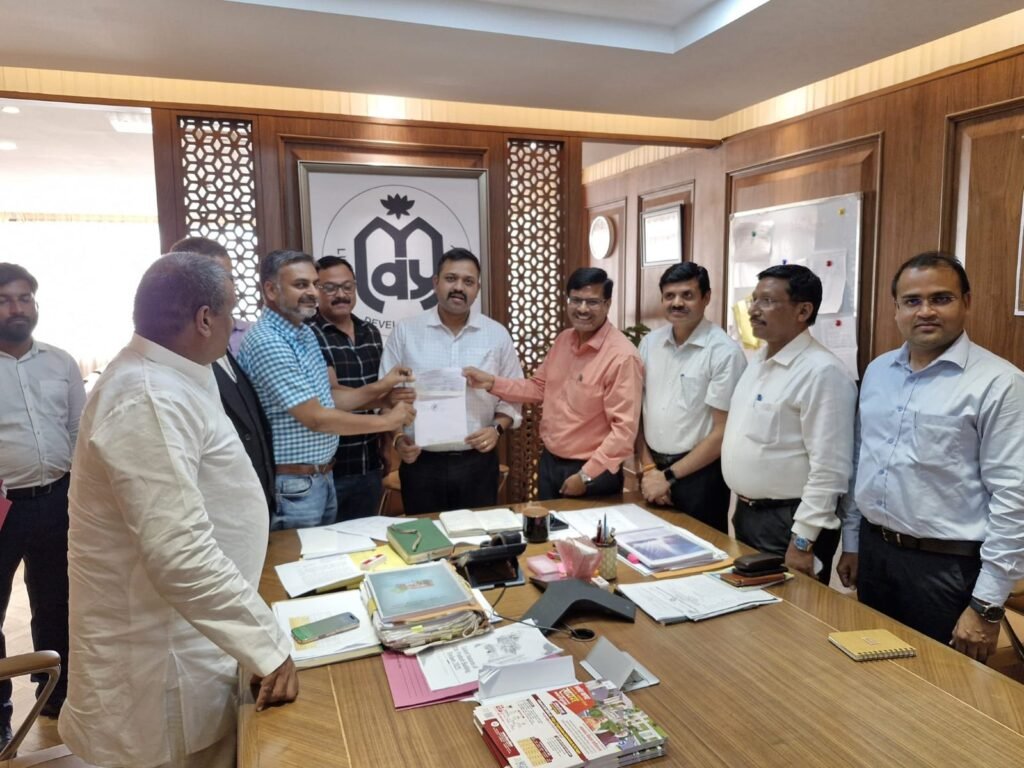 लखनऊ17जुलाई25*एलडीए ने जानकीपुरम योजना स्थित सरगम अपार्टमेंट नव गठित रेजीडेंट वेलफयर एसोसिएशन को हैंडओवर कर दिया।