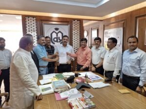 लखनऊ17जुलाई25*एलडीए ने जानकीपुरम योजना स्थित सरगम अपार्टमेंट नव गठित रेजीडेंट वेलफयर एसोसिएशन को हैंडओवर कर दिया।