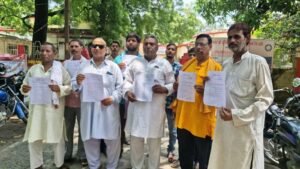मिर्जापुर: 18जुलाई 25 *विभिन्न समस्याओं को लेकर जनहित मोर्चा ने सौंपा ज्ञापन*