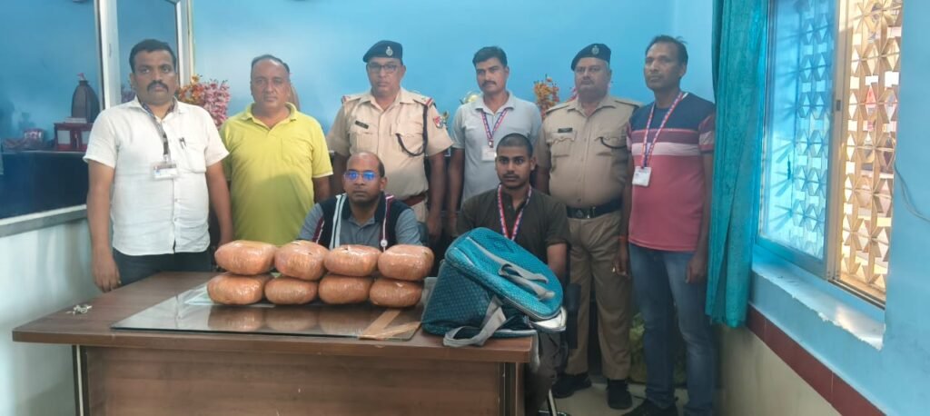 रोहतास19जुलाई25* सीआइबी एवं सी.पी.डी.एस. गया की टीम के साथ 08 किलो लावारिस गांजा किया बरामद*