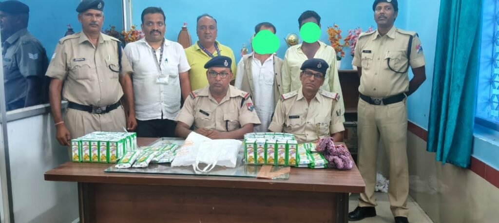 रोहतास19जुलाई25*आरपीएफ, जीआरपी एवं स्थानीय थाना की संयुक्त टीम ने 16.6 लीटर देसी शराब के साथ दो शराब तस्करों को किया गिरफ्तार।*