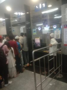 नई दिल्ली20जुलाई25*मेट्रो स्टेशनों पर टिकट या कार्ड निकास द्वार पर मशीन पर रिसीव न होने पर 10-10 रुपये के हिसाब से हो रही अंधाधुंध लूट।