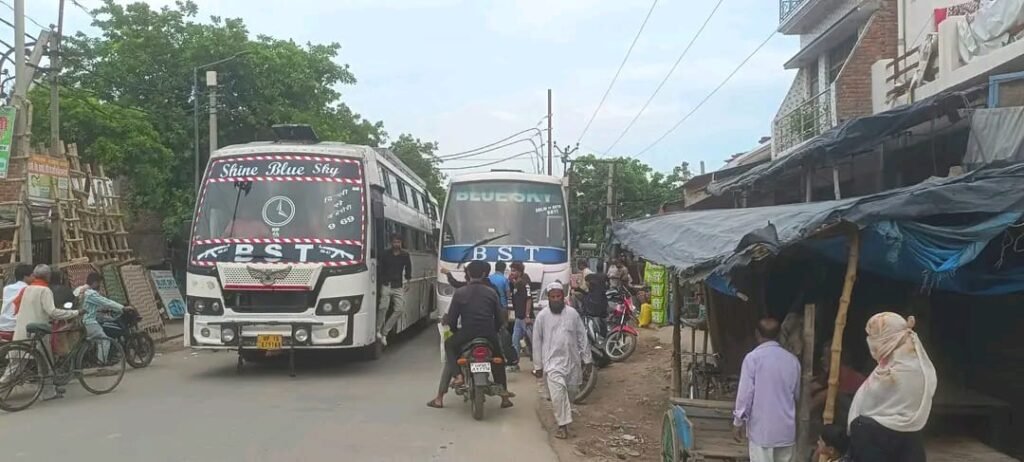हरदोई22जुलाई25*पिहानी में अवैध डबल डेकर बसों का संचालन जारीः