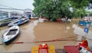 *वाराणसी22जुलाई25* में घटने लगीं गंगा, एक सेंटीमीटर प्रति घंटा की रफ्तार से कम हो रहा जलस्तर, तटवर्ती इलाके अभी भी जलमग्न*