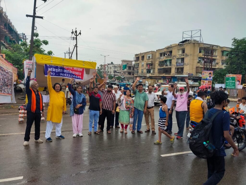 लखनऊ22जुलाई25*उत्तर प्रदेश उद्योग व्यापार मंडल के द्वारा कांवड़ियों का जोरदार स्वागत