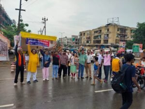 लखनऊ22जुलाई25*उत्तर प्रदेश उद्योग व्यापार मंडल के द्वारा कांवड़ियों का जोरदार स्वागत