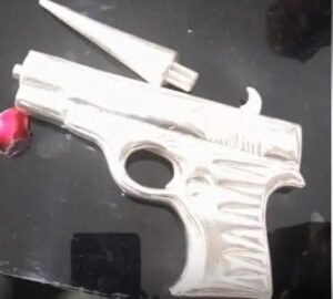 राजस्थान23जुलाई25*सावलिया सेठ के भक्त ने भगवान को अर्पित की चांदी की पिस्टल और गोली* =