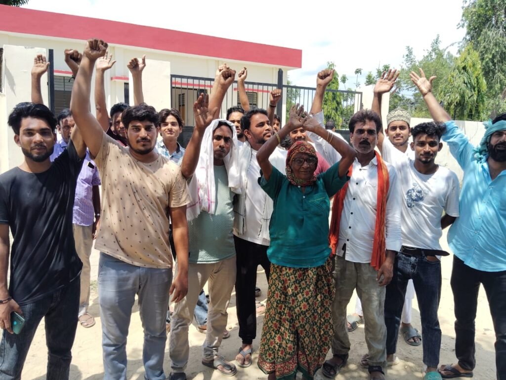 अयोध्या25जुलाई25*विद्युत कटौती से परेशान ग्रामीणों ने रायपुर फीडर पर किया प्रदर्शन अयोध्या25जुलाई25*विद्युत कटौती से परेशान ग्रामीणों ने रायपुर फीडर पर किया प्रदर्शन