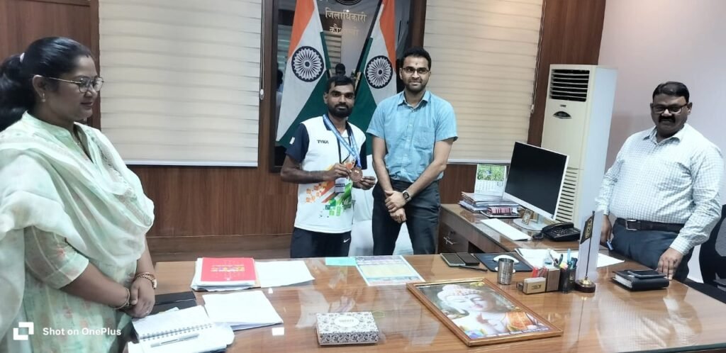 कौशाम्बी30जुलाई25*जिलाधिकारी ने महेश कुमार गौतम को किया सम्मानित*