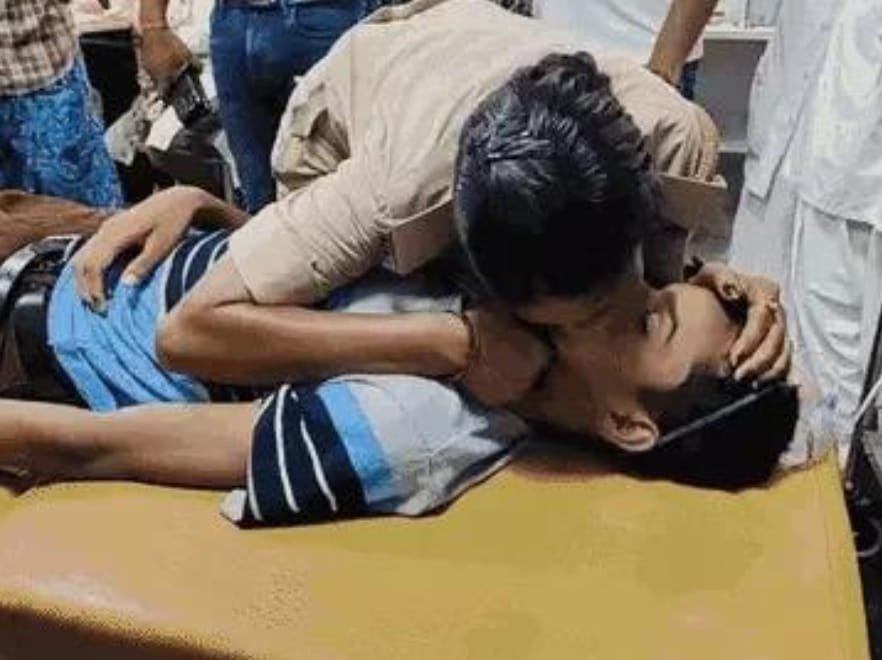 आरा बिहार31जुलाई25*आरा: में दिल दहला देने वाला दृश्य,बेटे को जिंदा करने की मां की बेबस कोशिश,