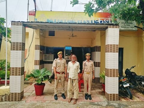 मथुरा 1 जुलाई 25* एक शराब तस्कर अभियुक्त को अवैध देशी शराब तस्करी में प्रयुक्त मोटर साइकिल के साथ किया गिरफ्तार*