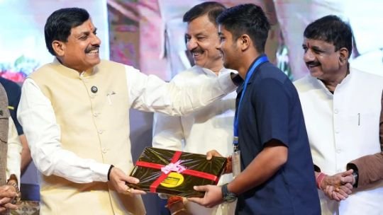 भोपाल5जुलाई25*सीएम डॉ. मोहन यादव की घोषणा- अगले सत्र से मेधावियों को लैपटाप खरीदकर देगी सरकार*