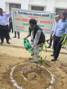 बाराबंकी5जुलाई25* जनपद न्यायाधीश ने न्यायालय परिसर में किया वृक्षारोपण*