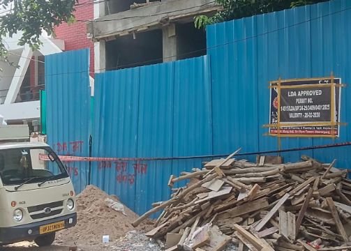 लखनऊ7जुलाई25*पुनः सील के बावजूद निर्माण और मरम्मत का कार्य जारी, एलडीए और पुलिस बनी बौनी*