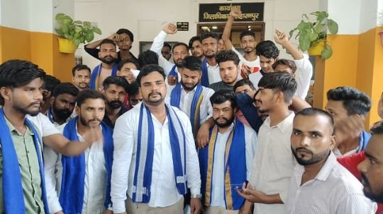 सहारनपुर8जुलाई25*प्राथमिक विद्यालयों के एकीकरण के फैसले के खिलाफ भीम आर्मी-जय भीम संगठन का विरोध प्रदर्शन