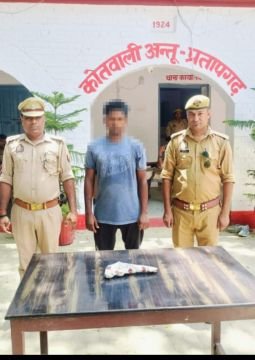 प्रतापगढ़8जुलाई25*अवैध तमंचे के साथ धराया युवक, पुलिस ने गिरफ्तार करके भेजा जेल।