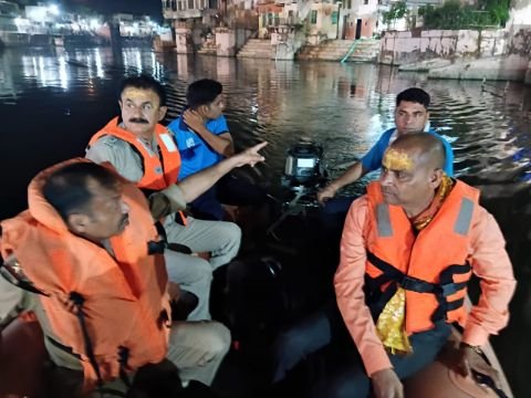 मथुरा8जुलाई25*मुड़िया पूर्णिमा मेला को सकुशल सम्पन्न कराने हेतु फ्लड पुलिस द्वारा रिवर पेट्रोलिंग कराई गई।