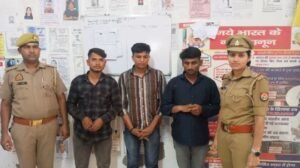 मथुरा09जुलाई2025* श्री बाँकेबिहारी जी मन्दिर में श्रद्धालुओं से सामान चुराने बाले अभियुक्तो को किया गिरफ्तार