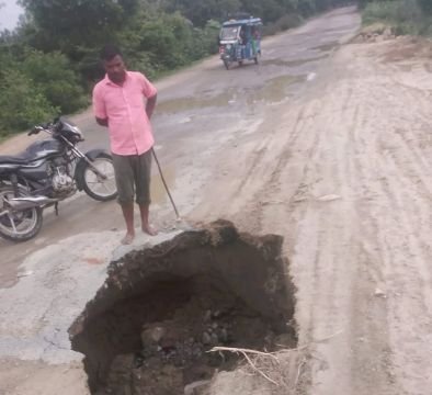 हरदोई14जुलाई25*कुल्हावर घाट पुल के पास सड़क में गड्डाः बूढ़ा गांव-खटेली मार्ग पर बारिश से बना गड्डा।