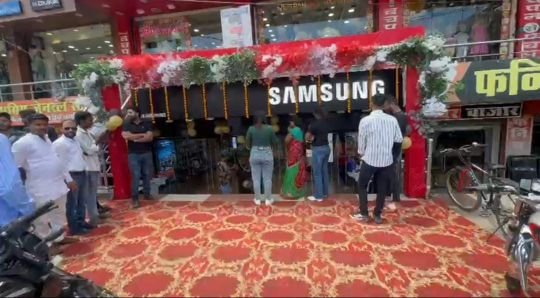 रोहतास14जुलाई25*डेहरी शहर में सैमसंग स्मार्ट कैफे शोरूम का भव्य उद्घाटन किया गया*