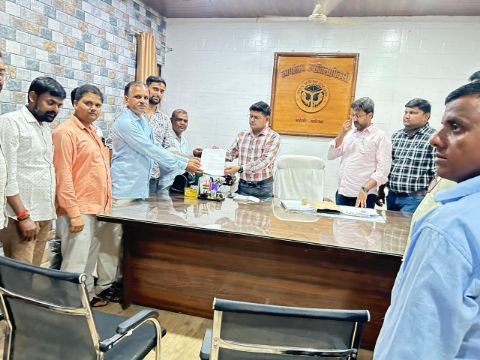 अयोध्या14जुलाई25*हापुड़ में जिलाधिकारी की कार्यवाही से लेखपाल की मृत्यु को लेकर तहसील रुदौली के लेखपालों ने दिया धरना
