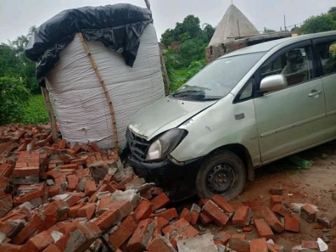 हरदोई15जुलाई25* पड़ोसी की दीवार गिरने से इनोवा कार गई क्षतिग्रस्तः