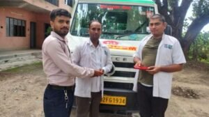 कानपुर देहात16जुलाई25* चालक तथा परिचालक को 108 एंबुलेंस कर्मियों ने शीशा तोड़कर बाहर निकालकर उपचार के लिए अस्पताल में कराया भर्ती*