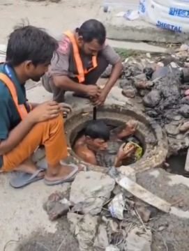 कानपुर नगर16जुलाई25*देश में मशीनें महंगी हैं और गरीबों की जान सस्ती*ये दयनीय चित्र सिर्फ़ एक उदाहरण है* कानपुर नगर16जुलाई25*देश में मशीनें महंगी हैं और गरीबों की जान सस्ती*ये दयनीय चित्र सिर्फ़ एक उदाहरण है*