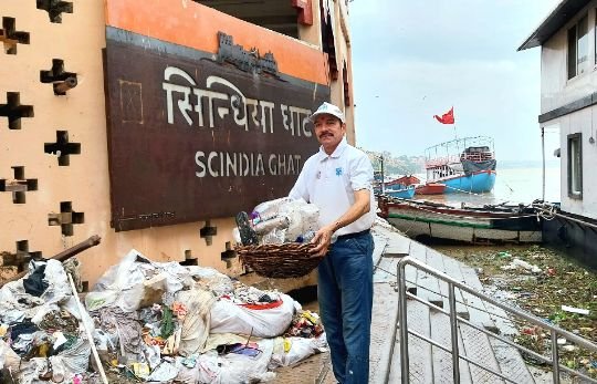 वाराणसी17जुलाई25* गंगा की बाढ़ में भी नहीं रुका कुदरत की रक्षा का जज्बा "