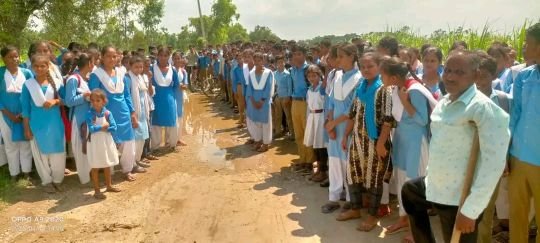 हरदोई18जुलाई25*सड़क की बदहाल स्थिति से परेशान छात्रः हरदोई में 3 किमी सड़क की मरम्मत की मांग