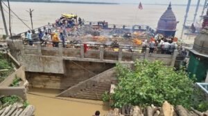 वाराणसी22जुलाई25*जलमग्न हुआ मणिकर्णिका घाट,छतों पर हो रहा अंतिम संस्कार,डूबी श्रद्धा और व्यवस्था*