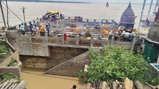 वाराणसी22जुलाई25*जलमग्न हुआ मणिकर्णिका घाट,छतों पर हो रहा अंतिम संस्कार,डूबी श्रद्धा और व्यवस्था* वाराणसी22जुलाई25*जलमग्न हुआ मणिकर्णिका घाट,छतों पर हो रहा अंतिम संस्कार,डूबी श्रद्धा और व्यवस्था*