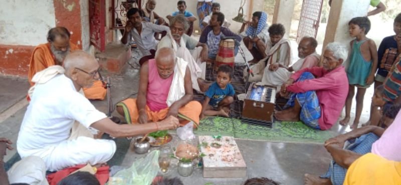 कौशाम्बी23जुलाई25*शिव मंदिर पर भक्तों ने किया ओम नम:शिवाय का जाप*