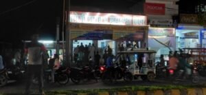 अयोध्या23जुलाई25*मुहावरा बाजार में शराब की दुकानों के सामने वाहनों के खड़ा होने से लगता है रोज जाम,