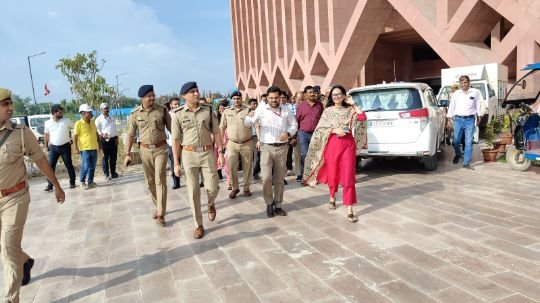 उन्नाव24जुलाई25*कार्यक्रम स्थल पर पहुँच व्यवस्थाओं को देखा गया और चण्डीगढ़ विश्वविद्यालय के मीटिंग हाल में अधिकारियों के साथ वैठक की गई ।