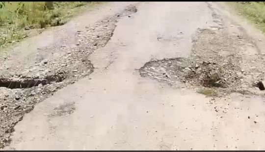 अयोध्या26जुलाई25*सरकार के गड्ढा मुक्त सड़क का नया खुलासा, वर्षों से बनी सड़क पर नहीं हुआ मरम्मत