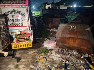 अयोध्या28जुलाई25*मीट दुकानदारों की लापरवाही से मोहल्ले में गंदगी और बीमारी फैलने का ख़तरा