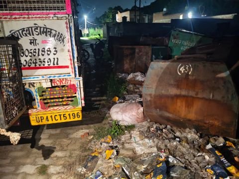 अयोध्या28जुलाई25*मीट दुकानदारों की लापरवाही से मोहल्ले में गंदगी और बीमारी फैलने का ख़तरा अयोध्या28जुलाई25*मीट दुकानदारों की लापरवाही से मोहल्ले में गंदगी और बीमारी फैलने का ख़तरा