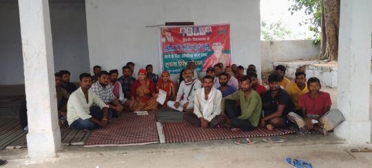 कानपुर नगर28जुलाई25*कोठी घाट बन्द किये जाने के विरोध में पूर्व विधायक प्रत्याशी रचना सिंह गौतम बैठी धरने पर।