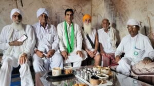 रोहतक28जुलाई25*85 वर्षीय किसान नेता चरनजीत सिंह चन्दी के स्वास्थ्य की जानकारी लेने पहुंचे भाकियू नेता  चौ0 जोगेन्द्र घासीराम नैन।