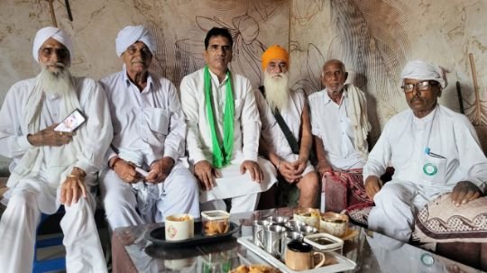 रोहतक28जुलाई25*85 वर्षीय किसान नेता चरनजीत सिंह चन्दी के स्वास्थ्य की जानकारी लेने पहुंचे भाकियू नेता  चौ0 जोगेन्द्र घासीराम नैन।