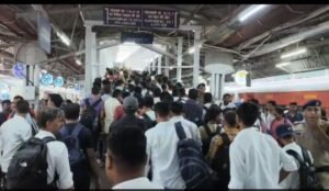 प्रयागराज27जुलाई25*जंक्शन पर उमड़ी भीड़, RPF ने संभाला मोर्चा, यात्रियों को सकुशल प्लेटफार्म तक पहुंचाया