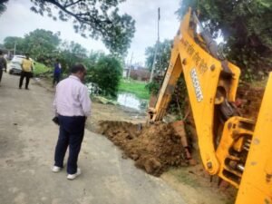 कानपुर नगर28जुलाई25*गांव के गुंडे नहीं बनने दे रहे जल निकासी का नाला