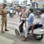 लखनऊ29जुलाई25**कस्बा चौराहे पर कस्बा इंचार्ज अतुल सिंह ने अपने भारी भरकम स्टाफ़ के साथ चलाया सघन वाहन चेकिंग।