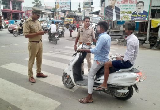 लखनऊ29जुलाई25**कस्बा चौराहे पर कस्बा इंचार्ज अतुल सिंह ने अपने भारी भरकम स्टाफ़ के साथ चलाया सघन वाहन चेकिंग।