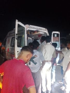 अयोध्या29जुलाई25*हाइवे पर खड़े ट्रक में बोलेरो ने मारी टक्कर एक महिला सहित चार घायल