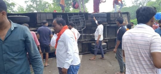 कानपुर नगर29जुलाई25*मंधना से अयोध्या दर्शन करने गए श्रद्धालुओं से भरी बस अनियंत्रित होकर हाईवे पर पलटी