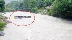 जम्मू-कश्मीर30जुलाई25*गांदरबल में ITBP जवानों की बस सिंध नदी में गिरी, रेस्क्यू ऑपरेशन जारी*