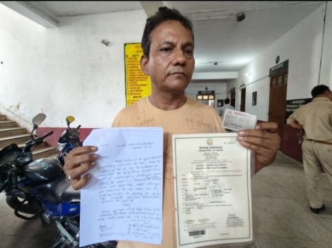 कानपुर देहात30जुलाई25*बेटे जीवित लेखपाल ने मृतक के भतीजो के नाम कर दी ढाई बीघे जमीन