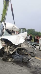 सुल्तानपुर31जुलाई25*पूर्वांचल एक्सप्रेसवे पर खड़े ट्रक से टकराई कार,एक की मौत,चार गंभीर घायल।